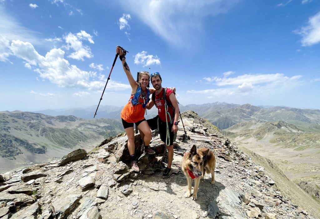 Cima del Pico Serrera en Andorra con perro
